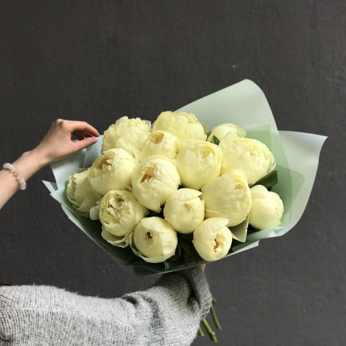 Букет из 15 сливочных пионов «Лимонный пломбир»