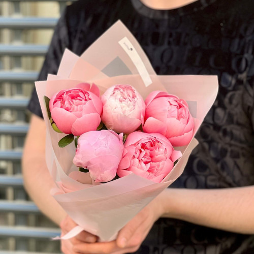 5 пионов в букете «Клубничный сорбет»