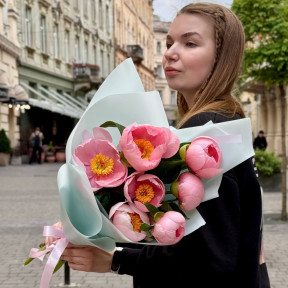 7 ніжнесеньких півоній у букеті «Озерна краса»