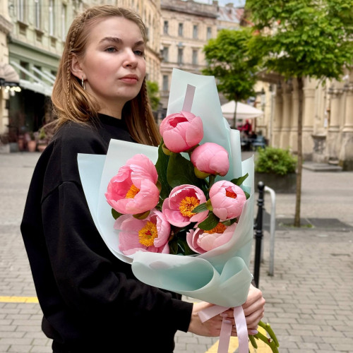 7 ніжнесеньких півоній у букеті «Озерна краса»