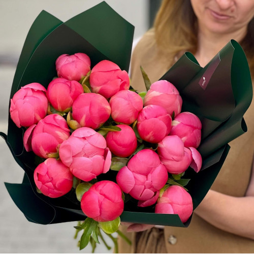 17 яскравих півоній у букеті «Коралова примха»