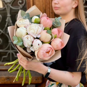 Ніжний кремовий букет з півоніями «Персикова тарта»