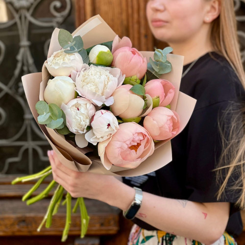 Ніжний кремовий букет з півоніями «Персикова тарта»