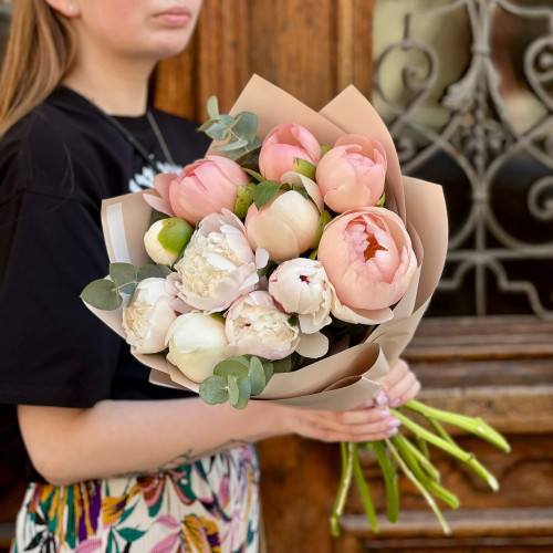 Ніжний кремовий букет з півоніями «Персикова тарта»