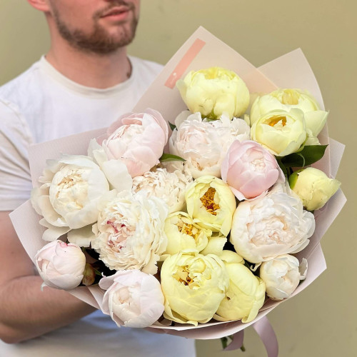 17 пионов в миксе «Розовый крем»