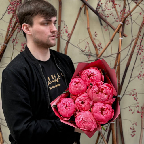 7 півоній Coral Charm у букеті «Кораловий спалах»