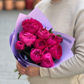 Букет із 9 насичено-малинових півоній «Розкіш оксамиту»