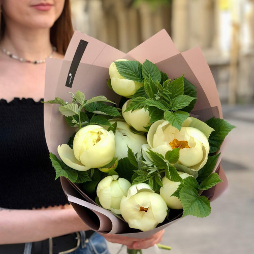 Light bouquet of peonies and raspberry greenery «Lemon lollipops»