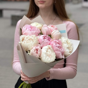 11 нежных пионов в букете «Пионовый рассвет»