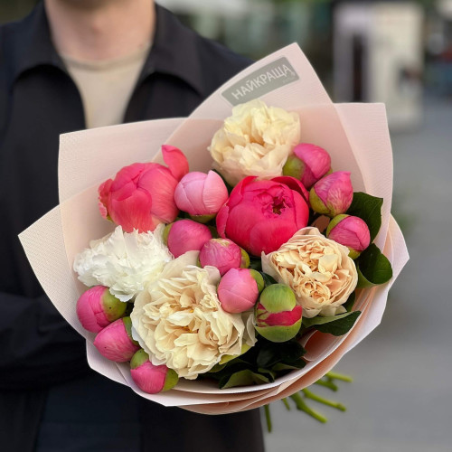 Микс из 17 фантастических пионов в букете «Персиковые конфетки»