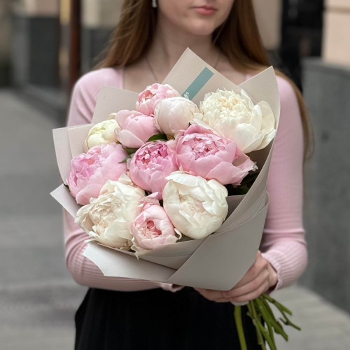 11 нежных пионов в букете «Пионовый рассвет»