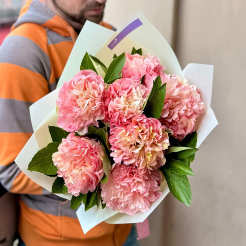 Букет из 7 пионов «Цветная красота»