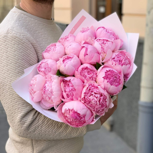 Нежный букет из роскошных пионов «Малиновый шёлк»