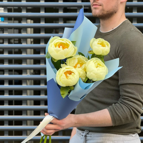 5 півоній у букеті «Півонієвий крем»