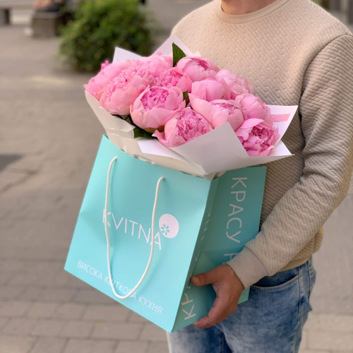 Нежный букет из роскошных пионов «Малиновый шёлк»