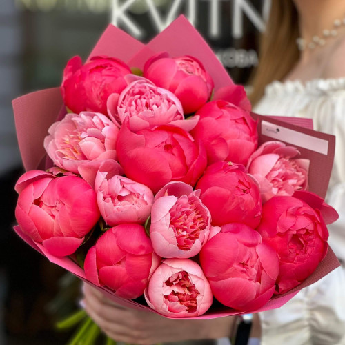 Яскравий мікс із 15 півоній Etched Salmon та Coral Charm у букеті «Вишуканий фламінго»