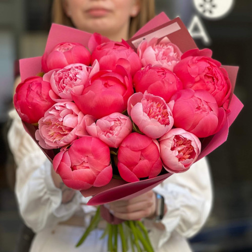 Яскравий мікс із 15 півоній Etched Salmon та Coral Charm у букеті «Вишуканий фламінго»