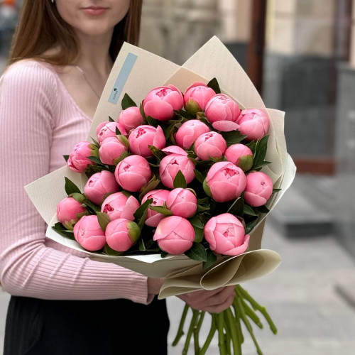 25 півоній Etched Salmon у букеті «Аромат полуниці»