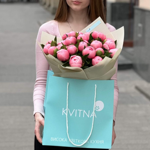 25 півоній Etched Salmon у букеті «Аромат полуниці»