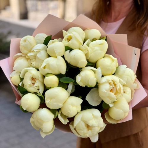 25 лимонних півоній у букеті «Дотик сонця»