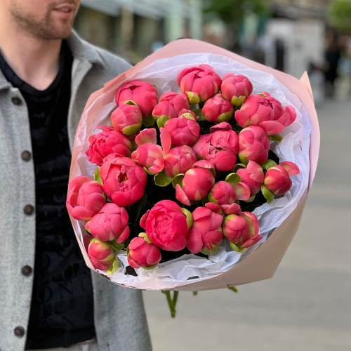 Насыщенный букет из 25 пионов Coral Charm «Арбузные леденцы»