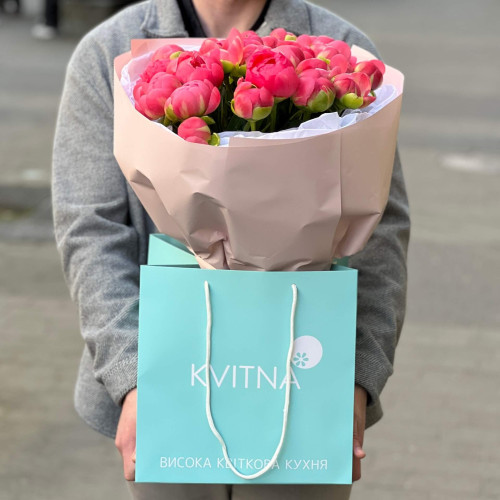 Насыщенный букет из 25 пионов Coral Charm «Арбузные леденцы»