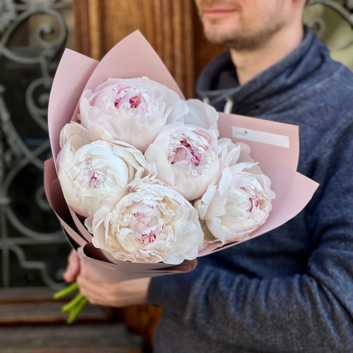 Вишукані пишні півонії у букеті «Дотик розкоші»