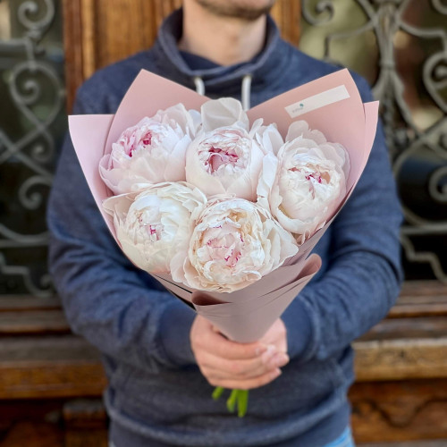 Вишукані пишні півонії у букеті «Дотик розкоші»