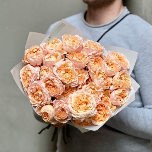 7 гілок кущової піоновидної троянди Julietta Honey у букеті «Медова насолода»