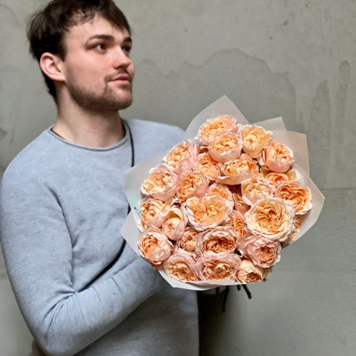 7 гілок кущової піоновидної троянди Julietta Honey у букеті «Медова насолода»