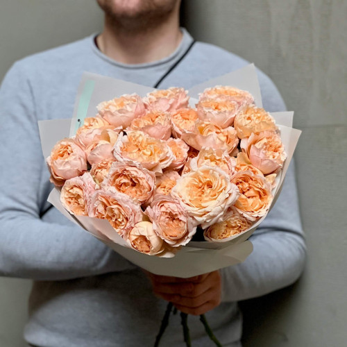 7 гілок кущової піоновидної троянди Julietta Honey у букеті «Медова насолода»