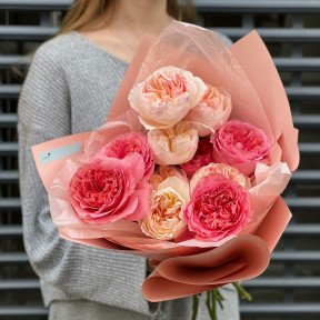 11 піоновидних троянд у букеті «Румʼяна принцеса»