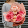 11 піоновидних троянд у букеті «Румʼяна принцеса»