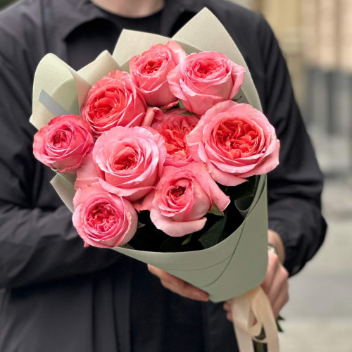 9 піоновидних троянд Pink X-pression у букеті «Насичений персиковий»