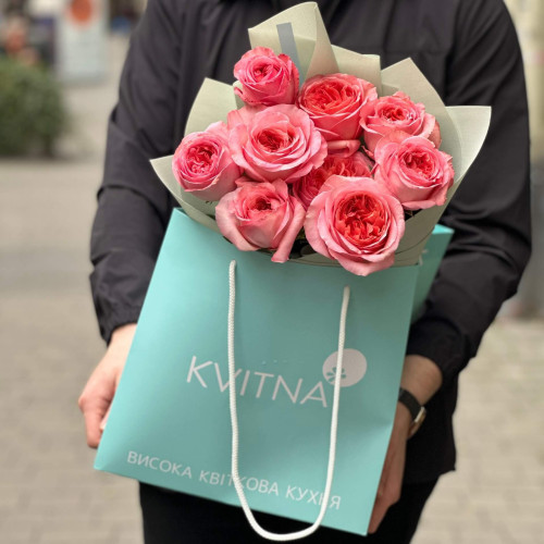 9 піоновидних троянд Pink X-pression у букеті «Насичений персиковий»