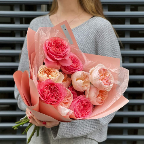 11 піоновидних троянд у букеті «Румʼяна принцеса»
