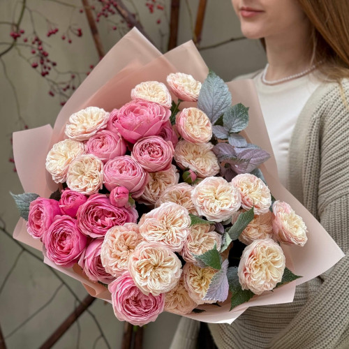 Кружевной букет из пионовидных роз Royal Blush и Silva Pink «Романтическое письмо»