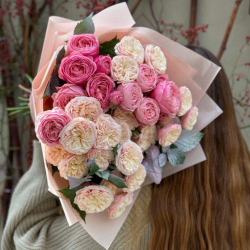 Кружевной букет из пионовидных роз Royal Blush и Silva Pink «Романтическое письмо»
