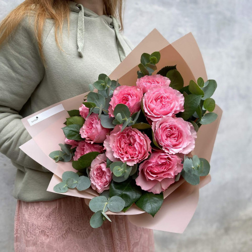 11 garden roses «Mayra Pink» with Eucalyptus