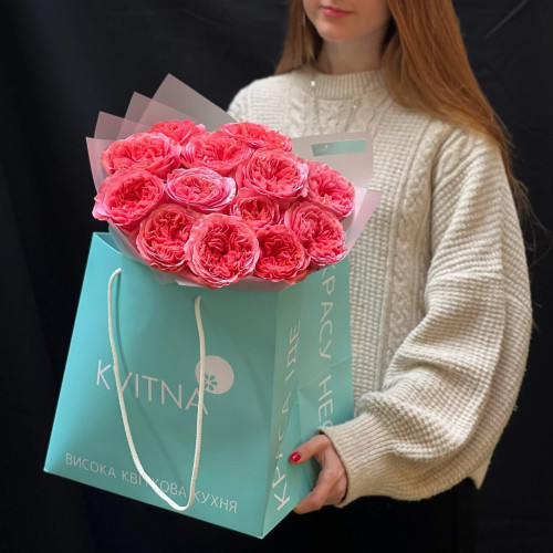 13 піоновидних троянд Candy X-Pression у букеті «Трояндова цукерочка»