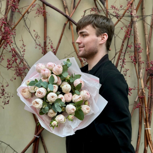 5 гілок кущової піоновидної троянди Mansfield Park у букеті «Прояв ніжності»