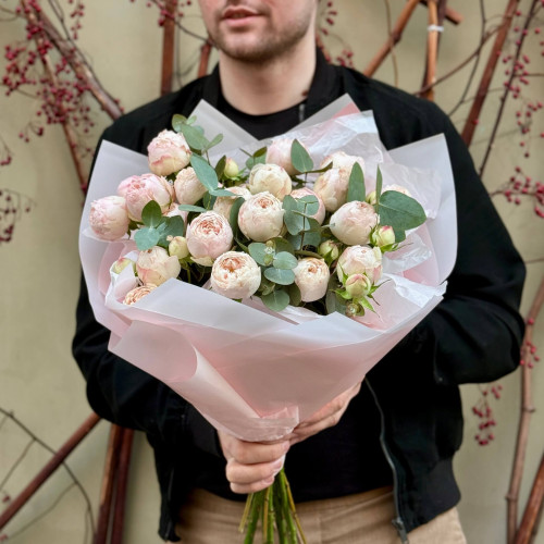 5 гілок кущової піоновидної троянди Mansfield Park у букеті «Прояв ніжності»