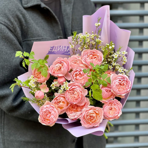 5 веток кустовой пионовидной розы в букете «Персиковые помпоны»