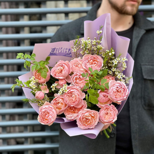 5 веток кустовой пионовидной розы в букете «Персиковые помпоны»