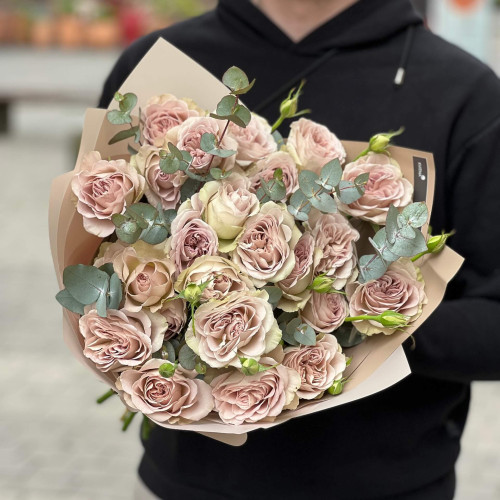 Вишуканий букет із кущової піоновидної троянди Notre Dame «Ранковий Париж»