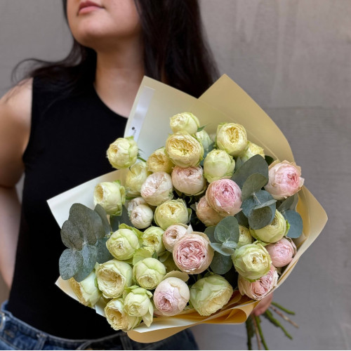 Букет з кущової піоновидної троянди «Солодкі кульки»