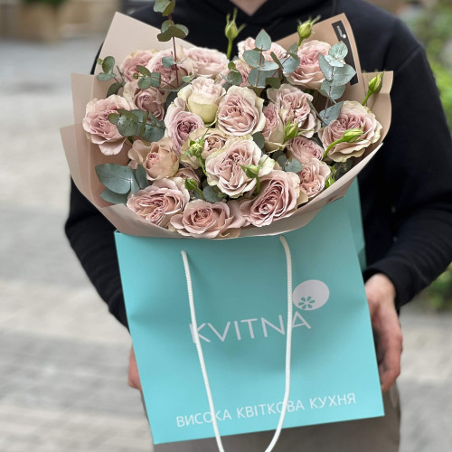 Вишуканий букет із кущової піоновидної троянди Notre Dame «Ранковий Париж»