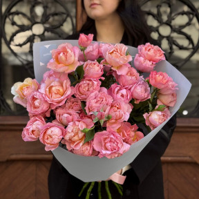 Кущова піоновидна троянда Juliet у букеті «Заквітчаний захід»