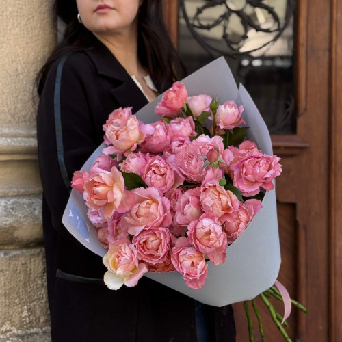 Кущова піоновидна троянда Juliet у букеті «Заквітчаний захід»