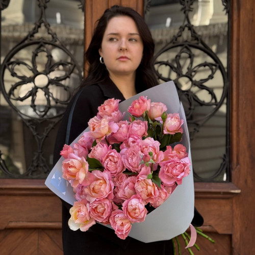 Кущова піоновидна троянда Juliet у букеті «Заквітчаний захід»